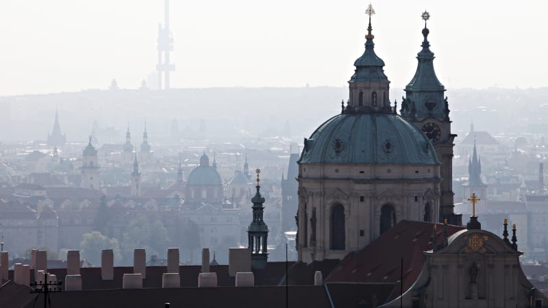Česko svírá ostrá inverze: Na Žižkovské věži je hezky vidět, co dokáže