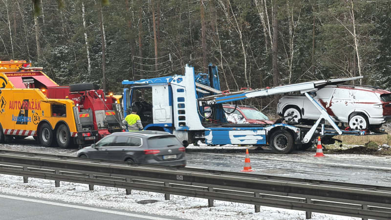 Hromadná nehoda na D1: Srazilo se nákladní a devět osobních aut. Doprava stojí