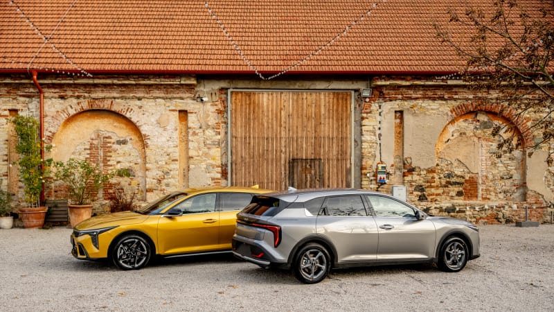 Vyspělý rodinný elektromobil i normální auto pod půl milionu. Kia Ceed se rozdvojila