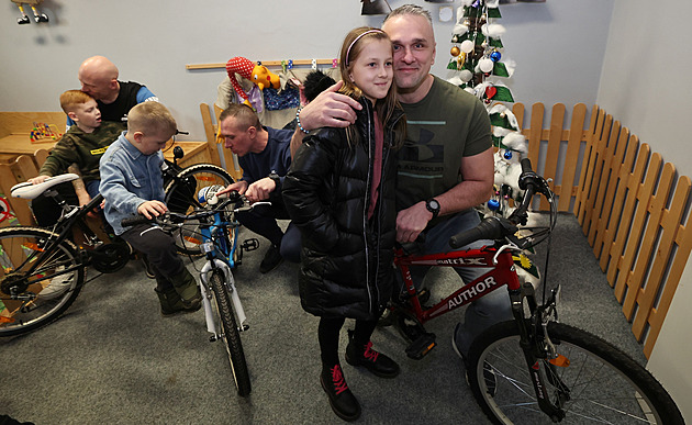 Předčasné Vánoce za mřížemi. Vězni opravili stará kola a darovali je svým dětem