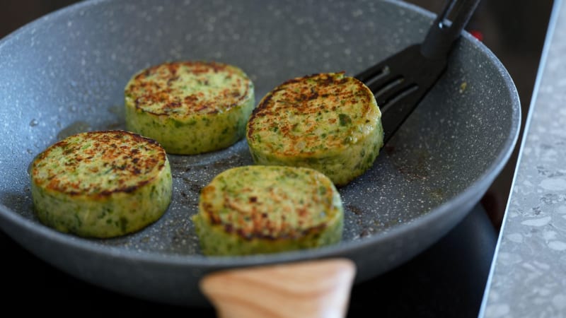 Konec vegeburgerů na pultech? Boj o názvy alternativ masa trvá, ministerstvo má jasno