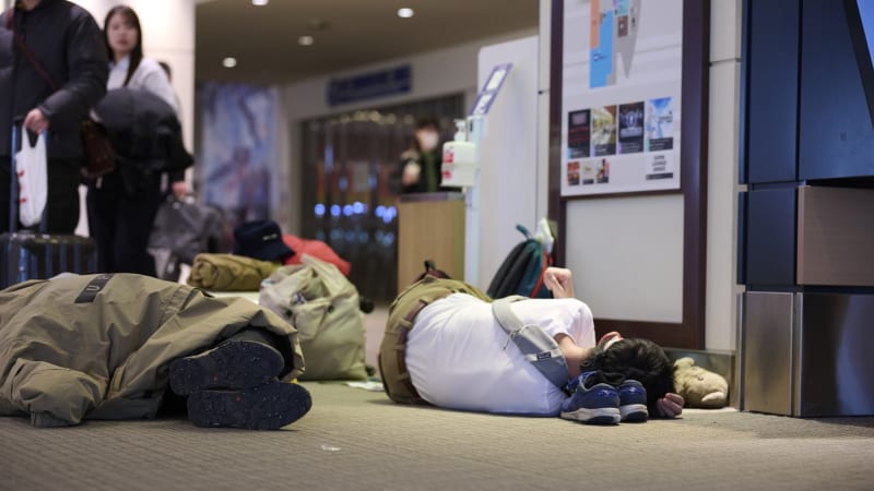 Tisíce lidí uvízly na letišti. Rekordní množství sněhu zasypalo japonský ostrov