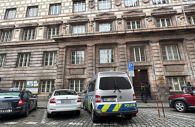 Policie zasahuje na Městském úřadu Černošice, zapojený je i cizinecký útvar