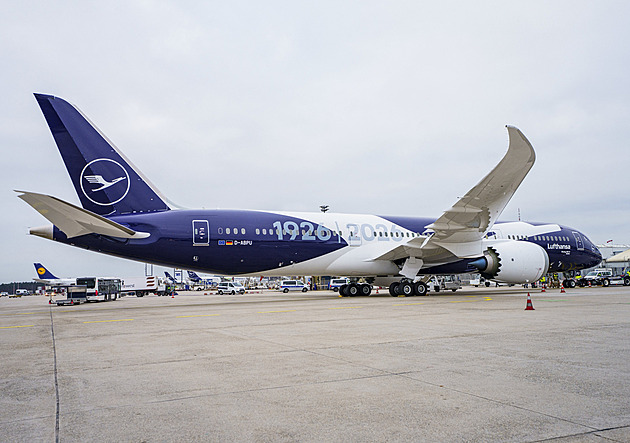 Super jeřáb přistál v Praze. Ruzyně přivítala letadlo Lufthansy ve speciálním kabátě