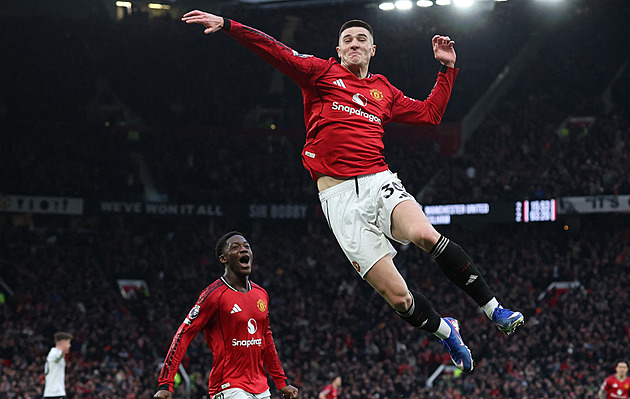 ONLINE: United skolili Fulham v závěru, Villa klopýtla. Tottenham hraje se City