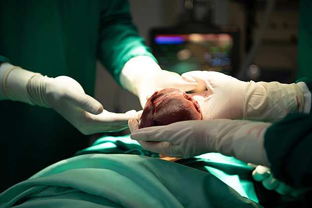 Chyba zhatila naděje dvouletého dítěte. Zdravotníci srdce „spálili“ suchým ledem