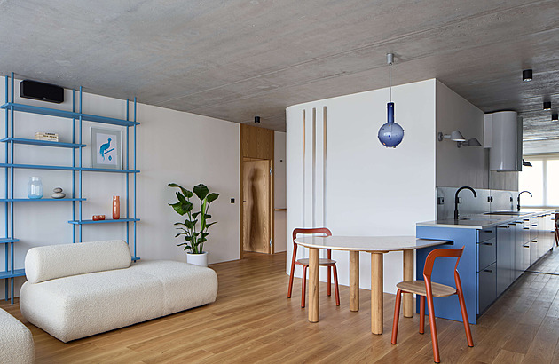 Pro panelákový byt v Praze se stala inspirací jachta. Z podlahy je paluba