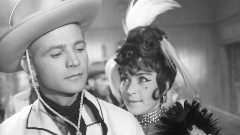 Limonádový Joe se v původní verzi utopil v sodovce. V legendárním filmu ho měl hrát Gott