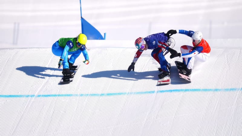 Olympiáda ON-LINE: Adamczykovou vítr zastavil v letu. Hokej zná složení play off