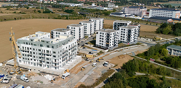 Dostupných bytů je stále málo. Staví se jich jen stovky