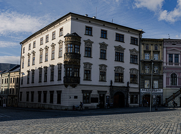 Přestavba paláce na byty se zpozdí. Komplikuje ji i nález středověké studny