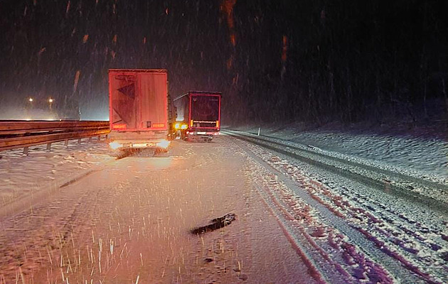 Policie varuje řidiče, aby kvůli sněhové kalamitě nenajížděli na D1 na Vysočině
