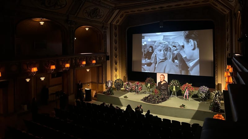 PŘÍMÝ PŘENOS z loučení s Brejchovou: Satoranský zadržoval slzy. V kině běží ikonické scény