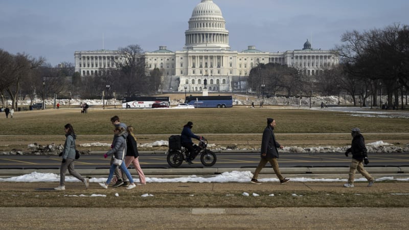 S puškou běžel ke Kapitolu, policisté ho zatkli. Mladík měl v autě i plynovou masku