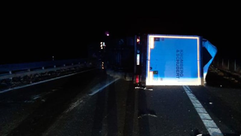 Převrácený kamion zastavil dálnici D2 u Břeclavi. Blokuje všechny pruhy na Brno