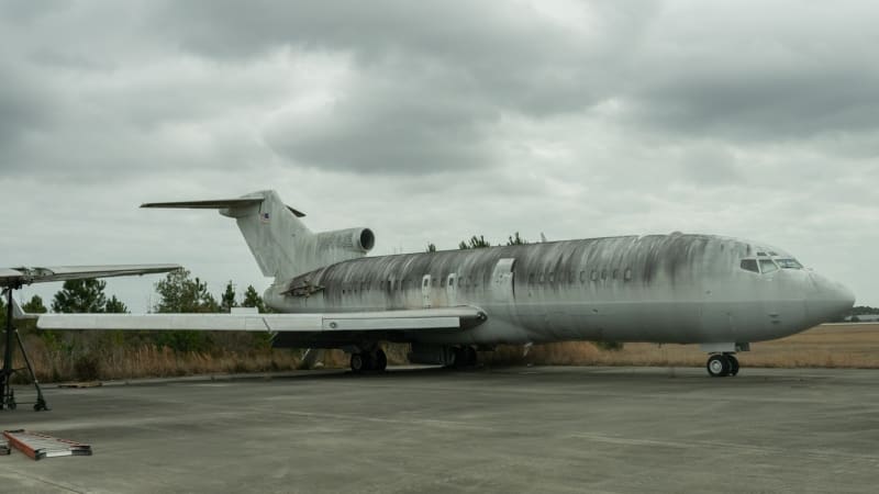 Ve vraku Epsteinova letadla se zastavil čas. Artefakty v koupelně připomněly nejhorší zločiny
