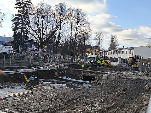 Město už třetím rokem opravuje propadlý úsek ulice, protéká jí potok