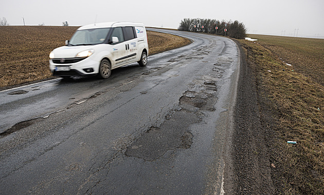 Peníze od státu i EU téměř vyschly. Hrozí opětovný odklad oprav zničených silnic