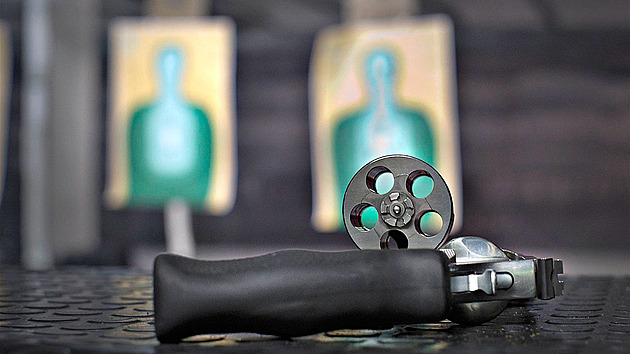 Obrana i koníček. Zájem o zbraně nepolevuje, v kraji už je smí mít 20 tisíc lidí