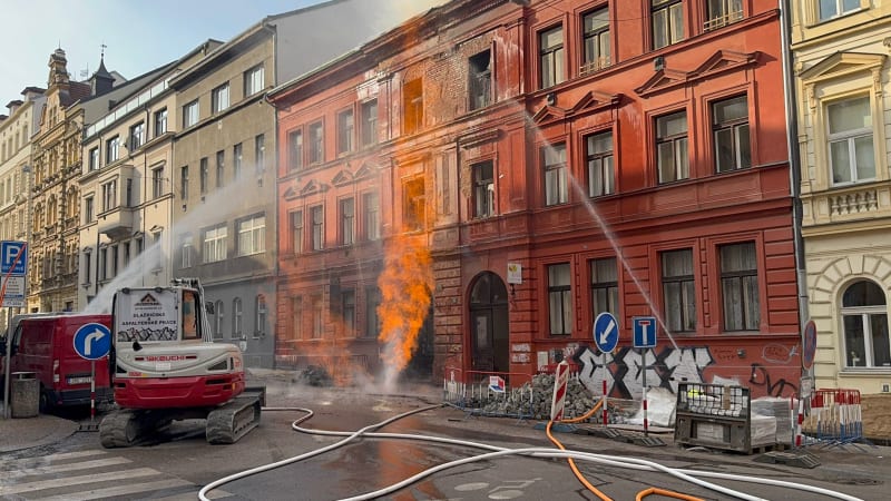 Požár plynového potrubí na pražské Letné: Hlasité dunění se ozývá celou čtvrtí, popsal svědek