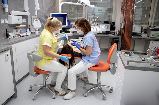 Hledá se zubař, zn. nutné. Lékaře nemá 200 tisíc lidí, kraj i města nabízejí peníze