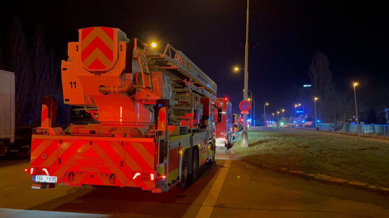 Poplach v Praze: Hořel šrot, hasiči zasahovali několik hodin. Vodu dopravovali kyvadlově