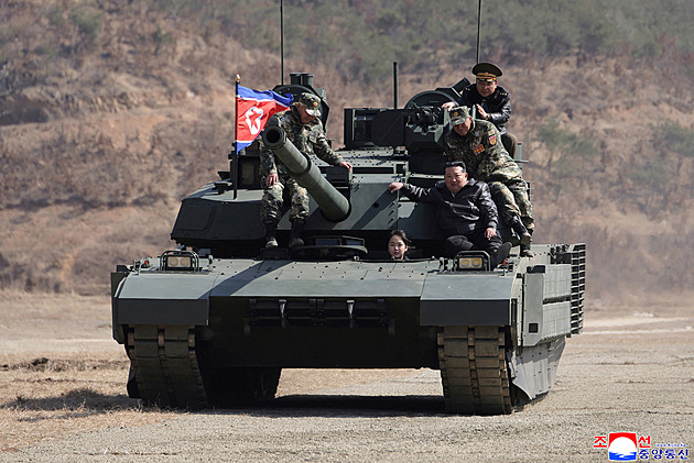 Kim dohlížel na útočné manévry s novými tanky, na jednom se i povozil