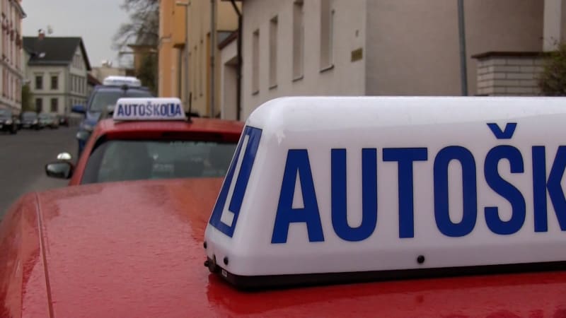 Mladík v Jaroměři se před autoškolou „posilnil“ kokainem i THC. Odhalení lži zachytily kamery