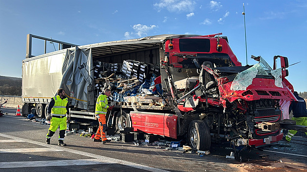 Nehoda nákladních aut uzavřela část Pražského okruhu ve směru na letiště