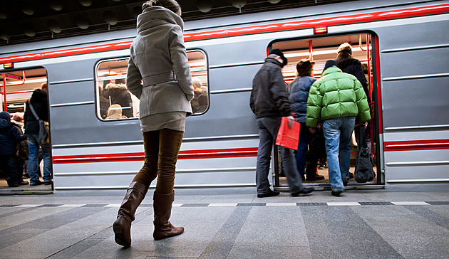 Drahé palivo lidi z aut nevyhnalo, někde ani navýšit kapacitu veřejné dopravy nelze