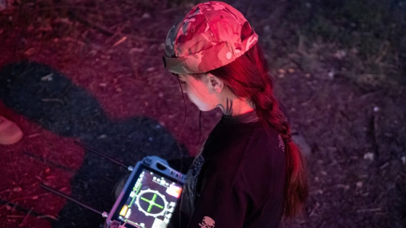 Proč to ženy tak umějí s drony? Ukrajinské „Harpyje“ či pilotka Meow zahanbují muže každý den