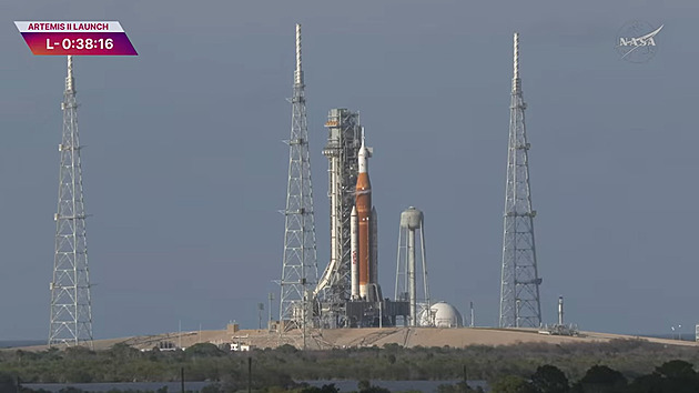 Desítky minut dělí astronauty před odletem k Měsíci, řeší se baterie