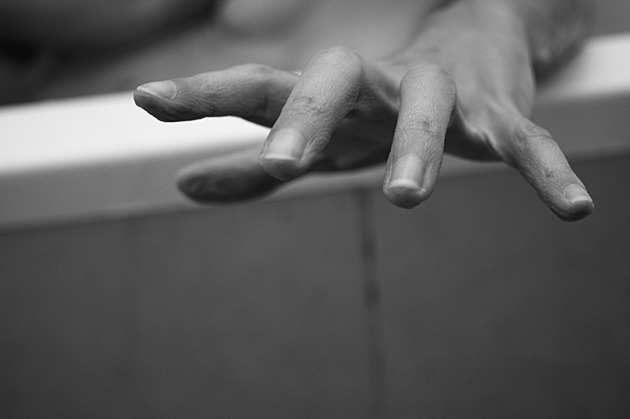 Vrah se ještě skrývá v domě. Oběť ze slušné rodiny si vyhlédl podle prstenu