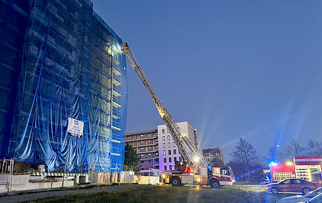 Na střeše radnice Prahy 15 v Horních Měcholupech vypukl požár