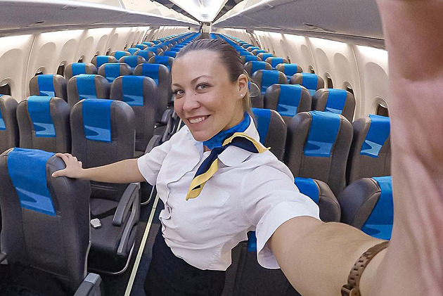 Bývalá letuška šokuje bydlením. V obýváku si postavila letadlo, které jí vydělává