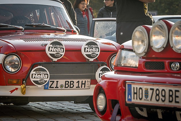 Veteránská rally odstartovala z Pražského hradu, 160 aut frčí na jih