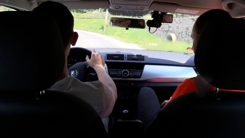 Za volant jen s dokončenou základkou: Novela na Slovensku přepisuje pravidlo a budí emoce