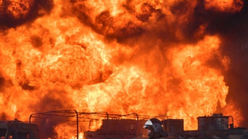Úspěšný útok Ukrajinců: Ze skladu ropy v Soči stoupá černý dým. Z místa jsou slyšet exploze