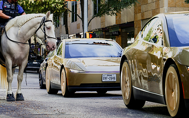 Konec povídání s šoférem. Tesla oficiálně představila robotické taxi