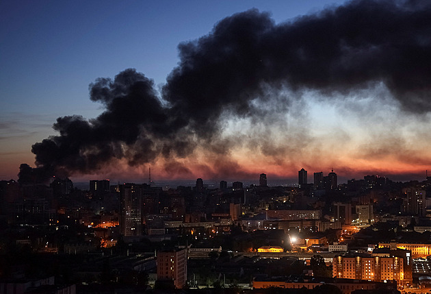 Rusko v noci obnovilo útoky na Kyjev. Ukrajinské drony zasáhly Saratov
