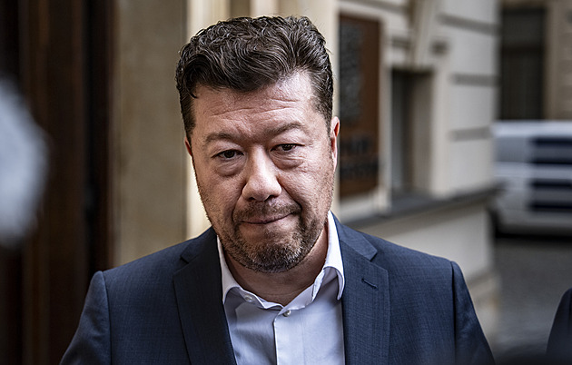 Okamura navrhuje škrtnout armádě výdaje 7,5 miliardy na nezahájené investice