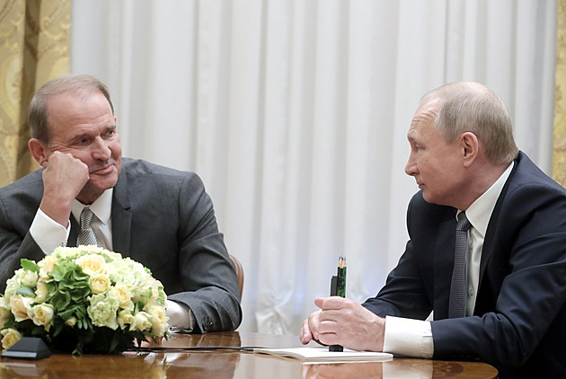 Putinův muž vyhrožuje Česku. Nemůžete sedět na dvou židlích, varuje Medvedčuk