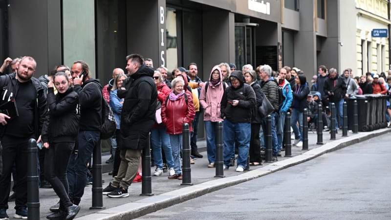 Nekonečné fronty před ČNB: Lidé v Praze a Brně čekají na speciální pětitisícikorunu
