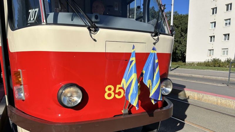 Tramvaje vyjely s netradičními vlaječkami. Co modro-žluté praporky znamenají?