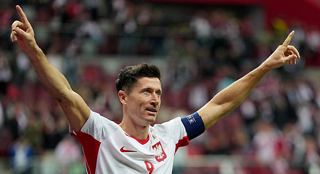 Francie v Lize národů remizovala s Itálií, Lewandowski dal proti Rumunům hattrick