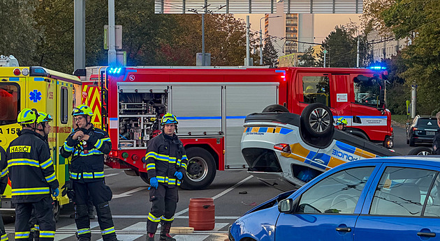 Střet na křižovatce v Pardubicích. Auto skončilo na střeše, strážníci v nemocnici