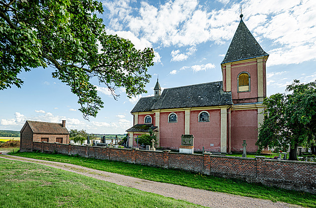 Hrádek převezme kostel a Maršov půjde proti větrníkům, rozhodli lidé v referendu