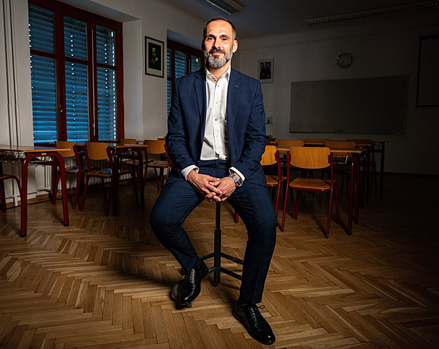 Čunka sesadil ředitel gymnázia. Lidé mají urážek plné zuby, tvrdí vítězové