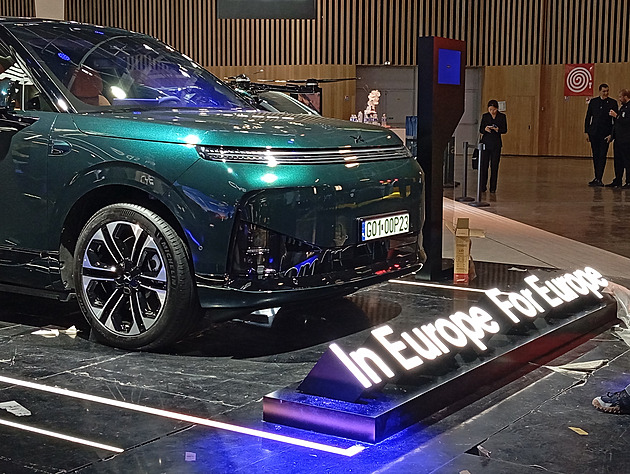 Pařížský autosalon se bude chystat celou noc. Máme první fotky z výstaviště