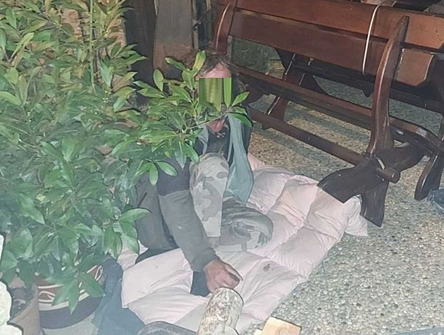 Nepoučitelný spáč z Brtnice. Policie ho odvezla z cizí pergoly, brzy se vrátil